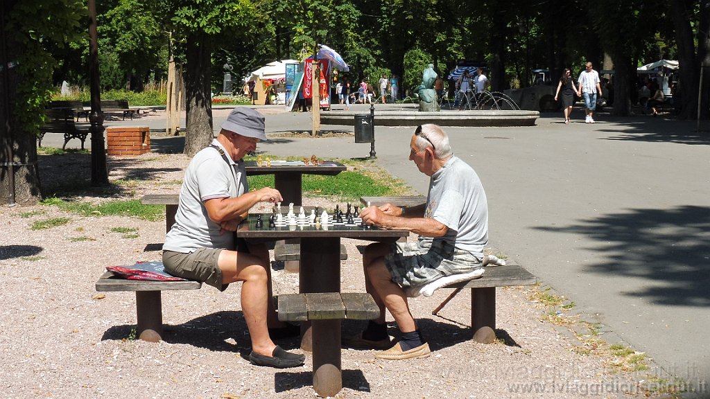 P1030285.JPG - Giocatori di nscacchi nel parco Kalemengrad.