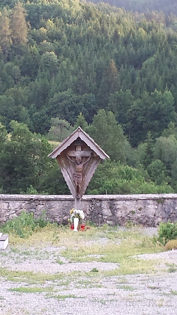 20130622_200913_2.jpg -  Prediama, crocifisso ligneo nel cimitero.