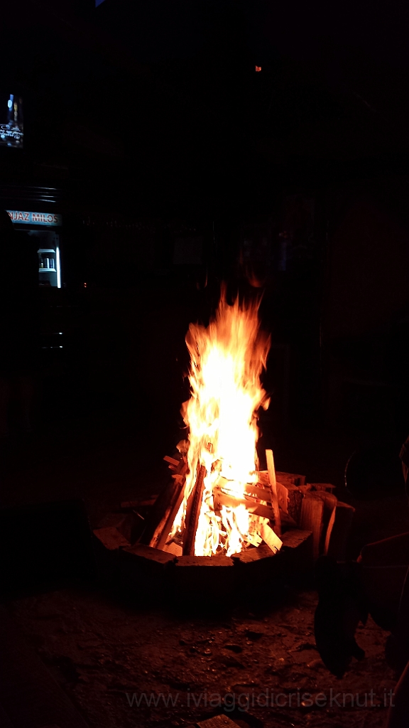 20130702_205645.jpg - Un bel fuoco riscalda la notte al camping.