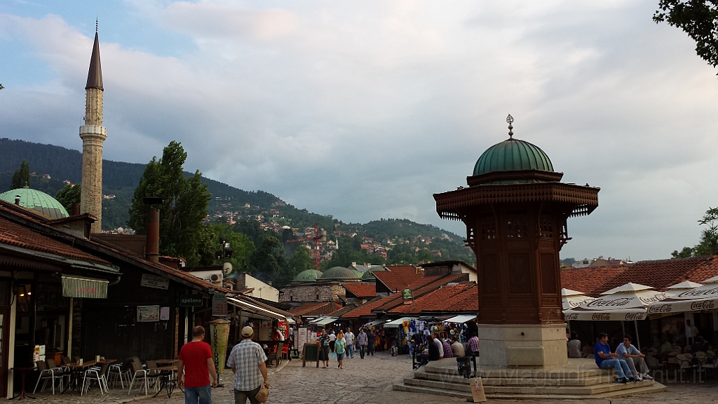 20130710_194112.jpg - Sarajevo la fontana dei piccioni nel quartiere di Baskarsja