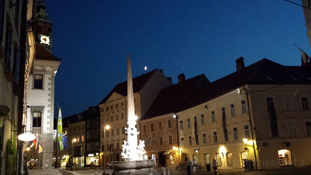 20130714_213405.jpg - Liubljana,centro storico di notte.