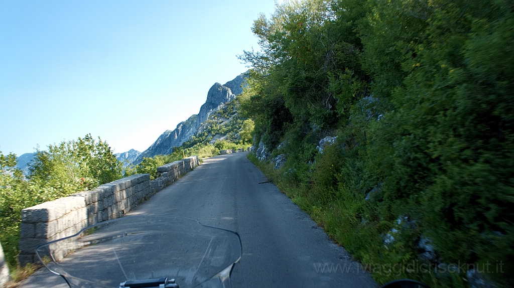 DSC01009.jpg - La strada chealle spalle di Kotor si arrampica con 25 tornanti.