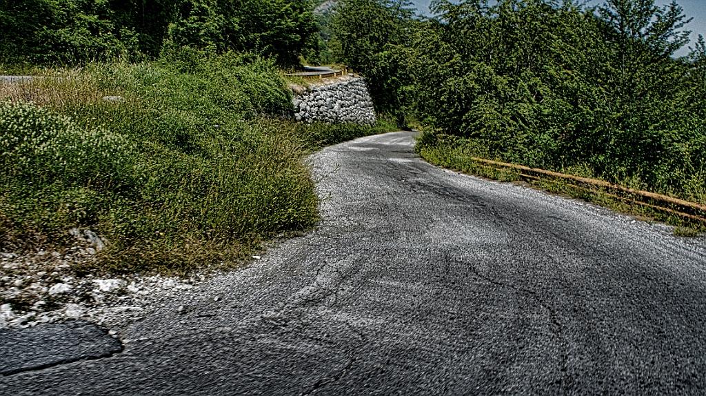 DSC01076.jpg - Sulla strada vecchia per Kolasin.