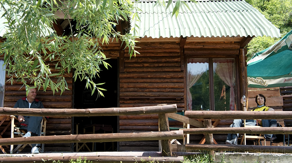 DSC01086.jpg - con una birra fresca e scambiando due chiacchiere.