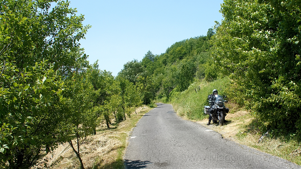 DSC01090.jpg - Sulla vecchia strada per Kolasin.