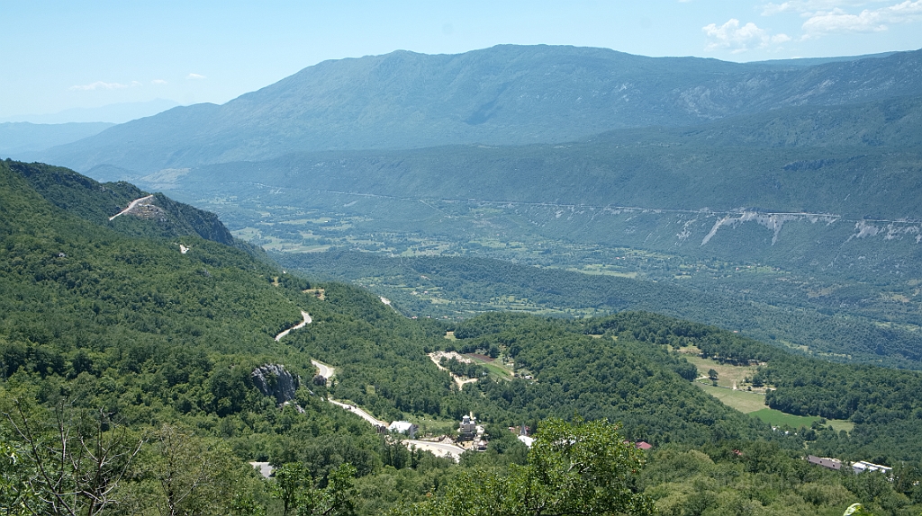 DSC01668.jpg - La strada che conduce al Monastero di Ostrog.