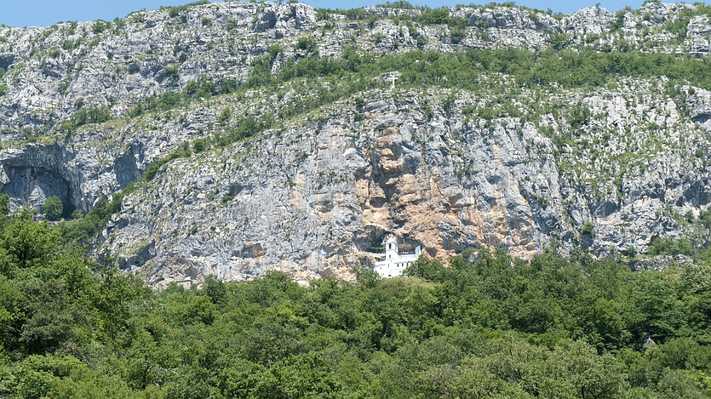 DSC01673.jpg - Il bianco Monastero di Ostrog.