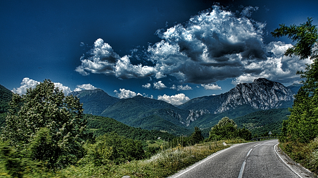 DSC01751.jpg - La strada che attraversa il Sutieska National Park.