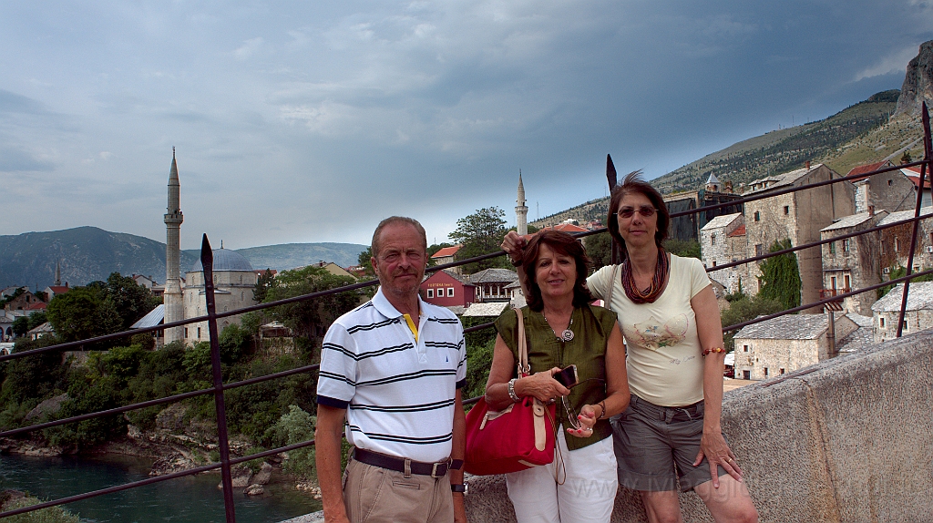 DSC02033.jpg - Mostar, in posa sul ponte nuovo.