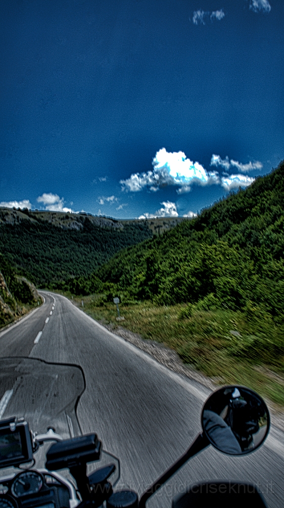 DSC02132.jpg - The road to Gacko