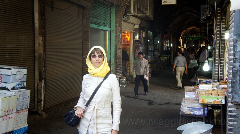 DSC04158.JPG - Cris al ingresso del bazar a Tabriz