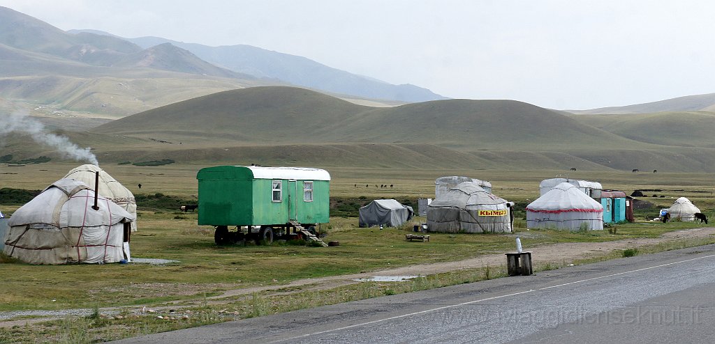 DSC06304.JPG -  sulla strada tra Toktugul a Bishkek