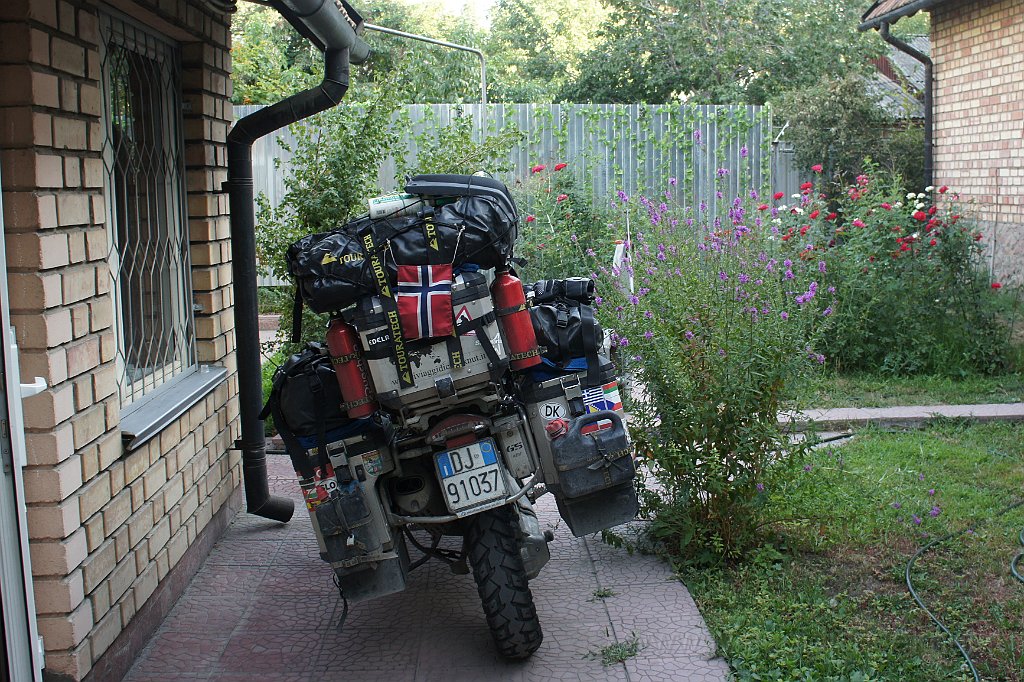 DSC06336.JPG - La moto giardino del guest house a Bishkek