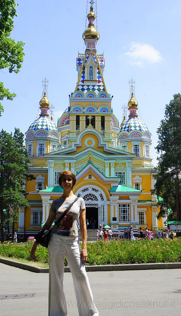 DSC06351.JPG - Cris davanti alla cattedrale Zenkov