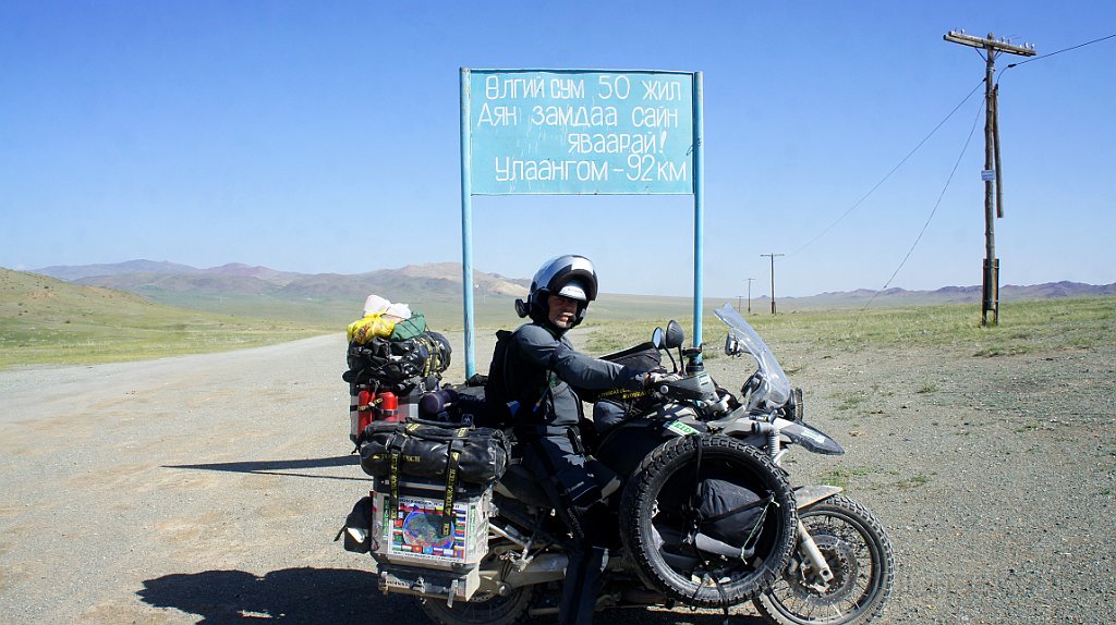 DSC07158.JPG - Knut davanti al cartello indicatore: Ulaangom 92 km.