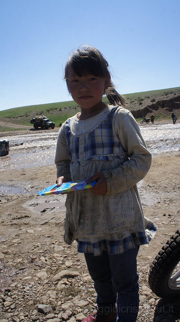 DSC07175.JPG - La figlia del nomade con i pastelli avuti in dono.