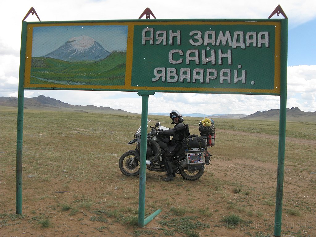 IMG_3171.JPG - Il cartello indica il monte Khalban Uul.
