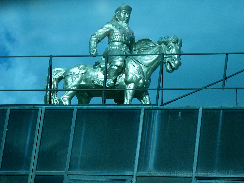 IMG_3294.JPG - La statua di Gengis Khan.