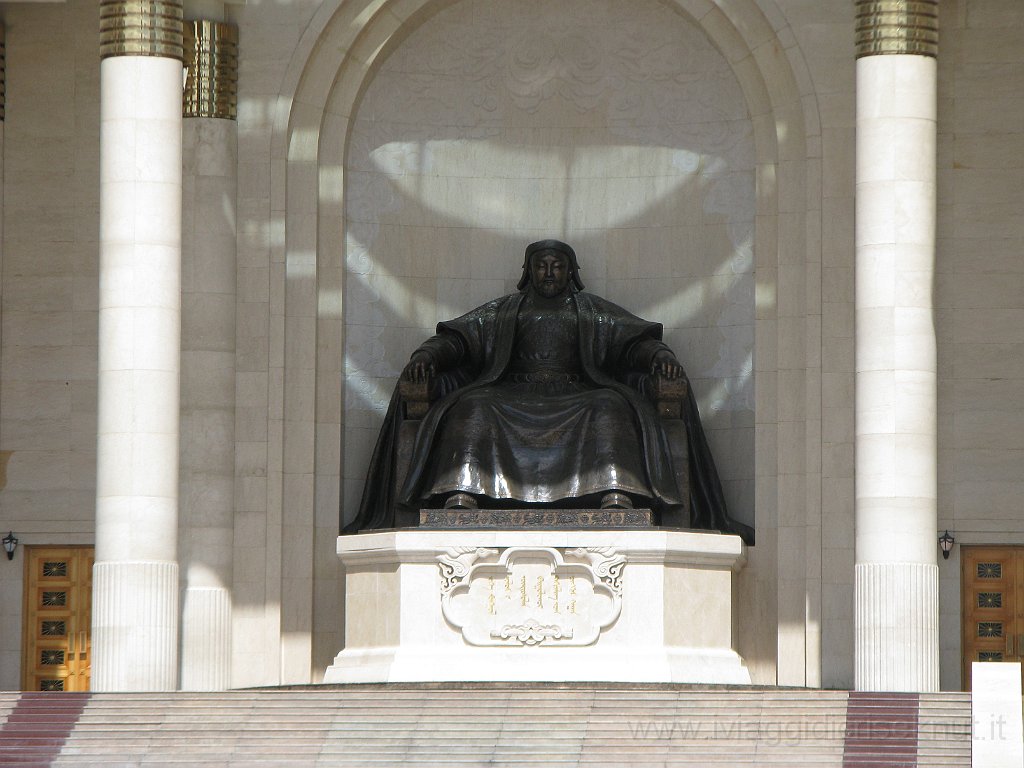 IMG_3301.JPG - Statua di Gengis Khan.