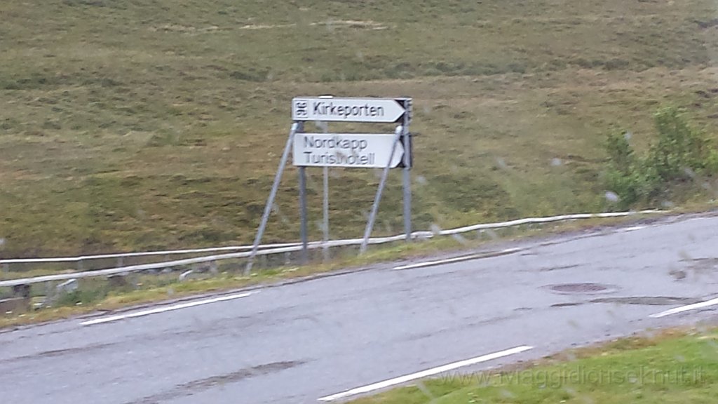 20150727_195226.jpg - Skarsvag, indicazione per l'hotel e il punto panoramico.