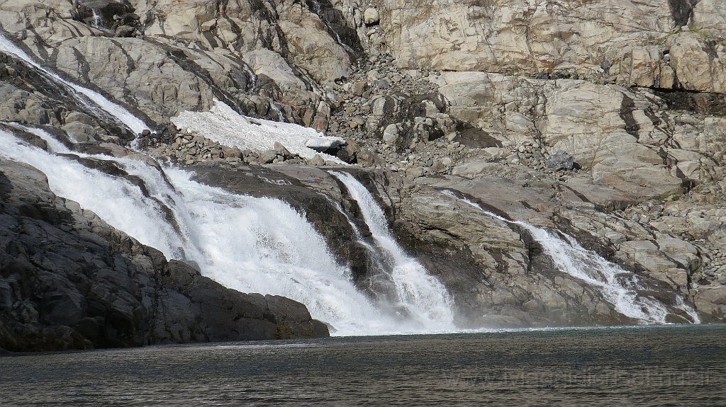 IMG_3802.JPG - Dal ghiacciaio scende la cascata.