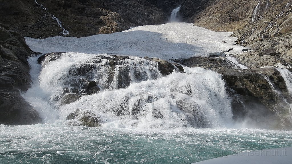 IMG_3812.JPG - Dal ghiacciaio scende la cascata.