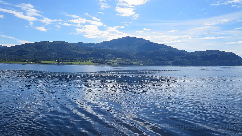 IMG_4654.JPG - Attraverso il fiordo verso Kristiansund.