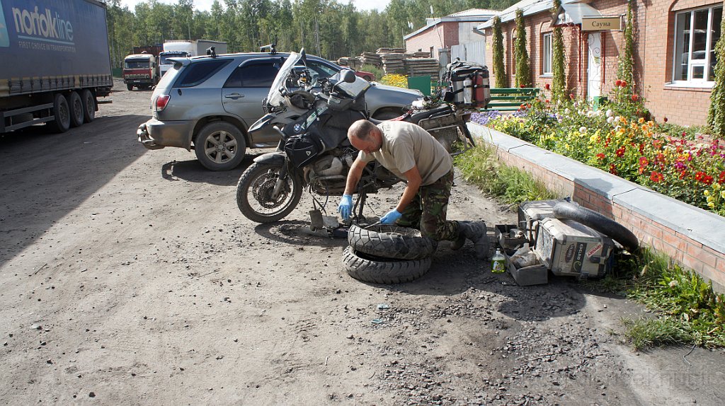 DSC07376.JPG - Alzamay, cambio gomme.