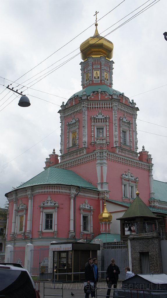 DSC07781.JPG - Mosca,una chiesa dalla rosea facciata.