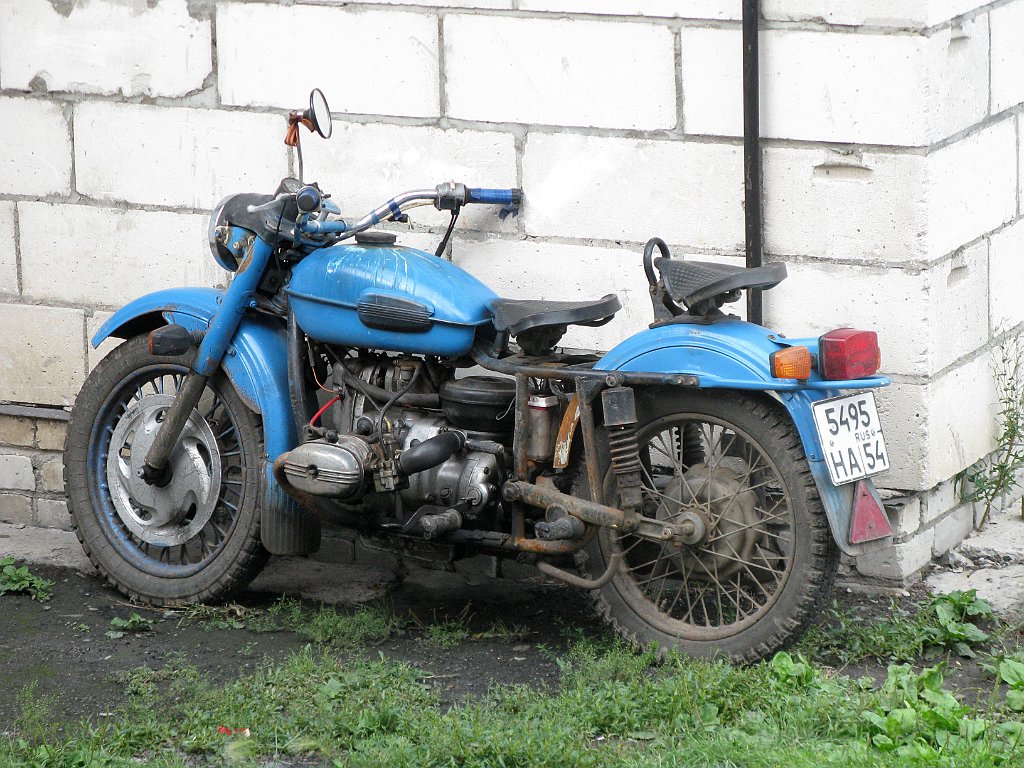 IMG_3387.JPG - Una vecchia Ural. Queste moto sono prodotte a Celiabinsk, ancora a mano!!