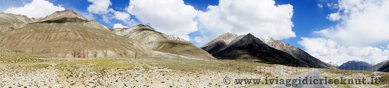 DSC05452.jpg - Panorama dei monti che fiancheggiano la Pamir Highway.
