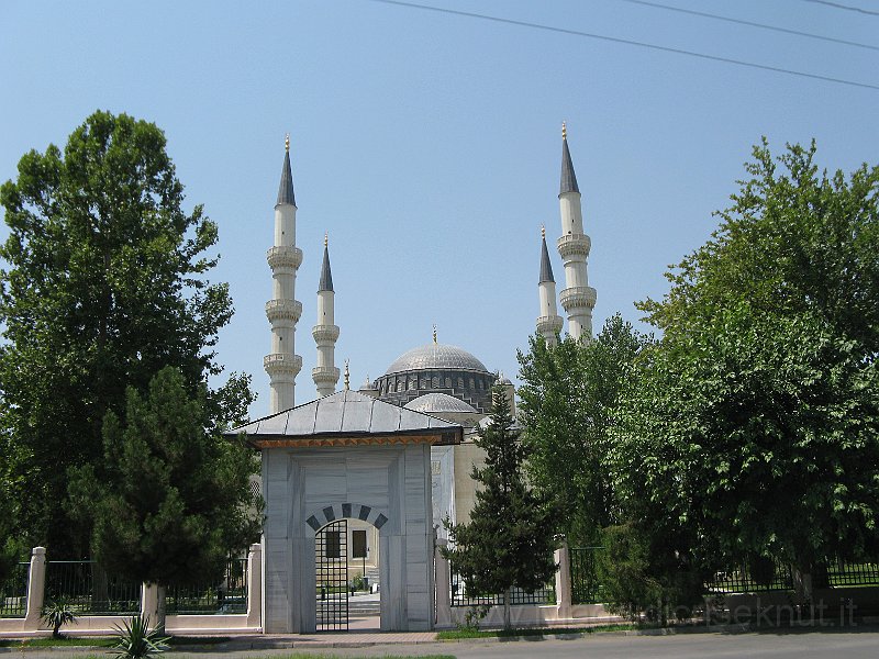 IMG_2522.JPG - La moschea di Azadi. E' simile alla moschea Blu di Istanbul. 