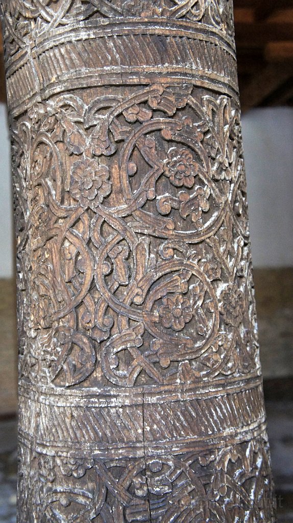 DSC05004.JPG - Particolare di una colonna, le più antiche risalgono al X secolo.