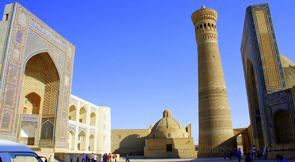 DSC05072.JPG - Il Minareto Kalon, a destra la Moschea Kalon, a sinistra la Medressa di Mir i Arab.