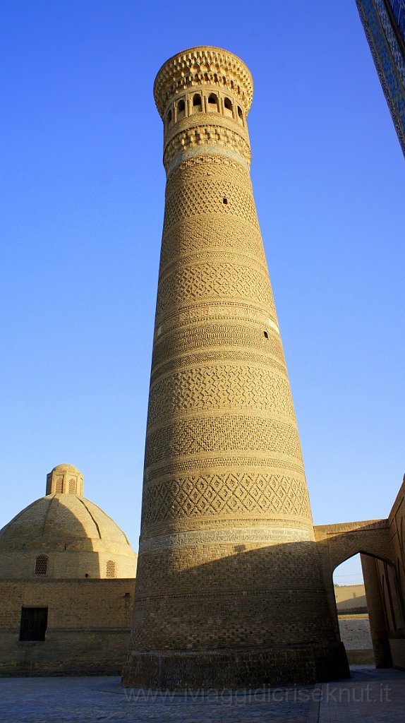 DSC05100.JPG - Minareto Kalon, alto 47 m, costruito nel 1127, eral'edificio più alto dell'Asia Centrale.