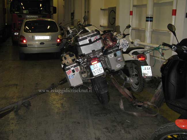 La moto sul traghetto