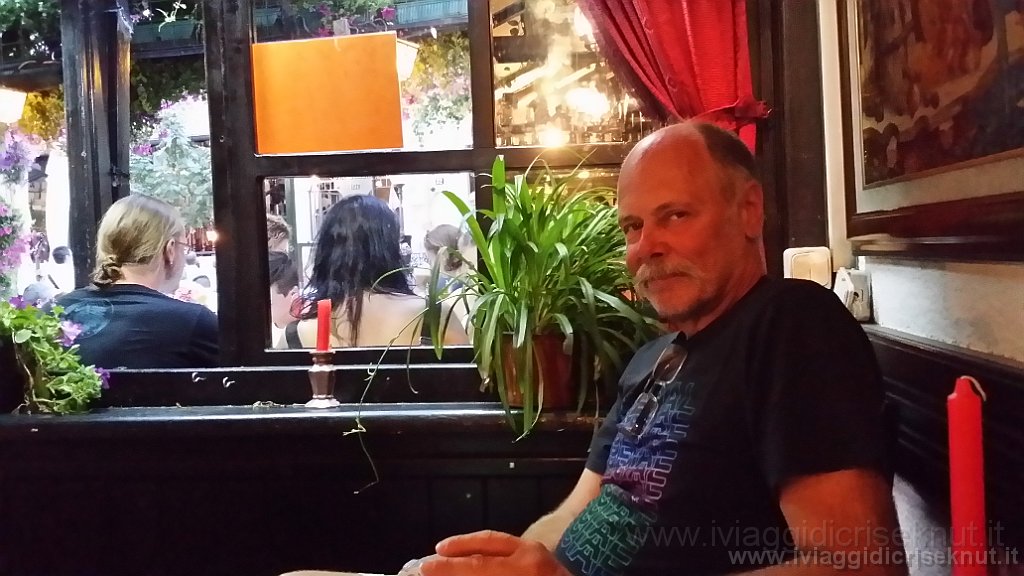 20160711_201634.jpg - Skadarlia. L'interno del Sesir Moj.