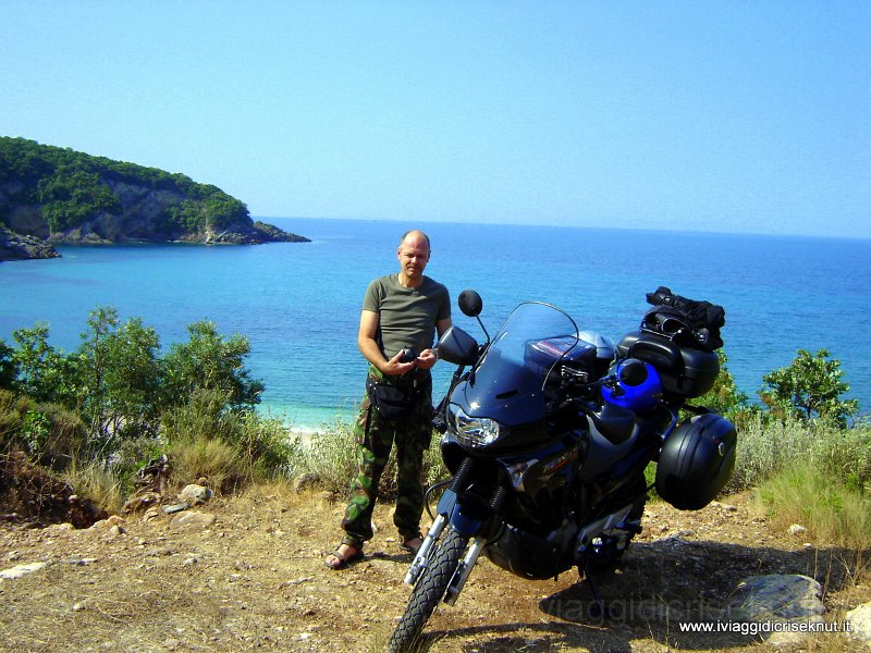 DSC01255.JPG - Appena sbarcati dal traghetto a Igoumenitsa ci siamo fermati in questa baietta dalle acque trasparenti.