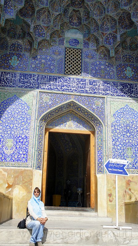 DSC04328.JPG - Cris sulla scala di Sheikh Lotf Allah Mosque