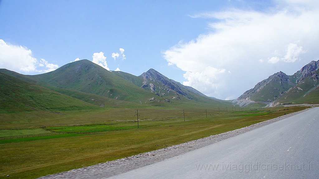 DSC06142.JPG - Strada tra Sary Tash a Osh
