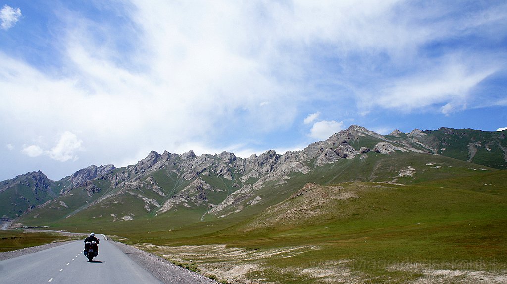 DSC06143.JPG - Strada tra Sary Tash a Osh, Morten davanti