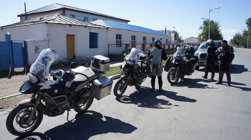 DSC07048.JPG - Le Bmw alla partenza da Khovd.