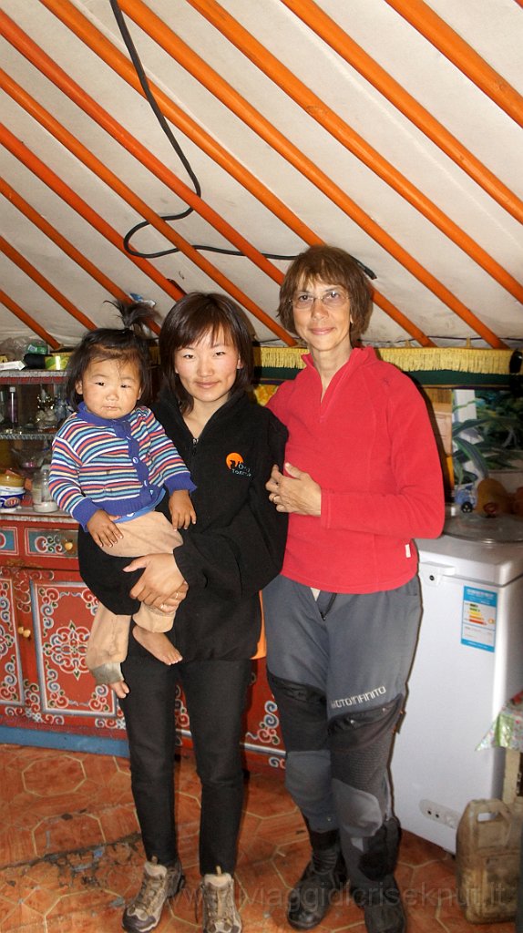 DSC07280.JPG - Cris, la giovane mamma e il bimbo.