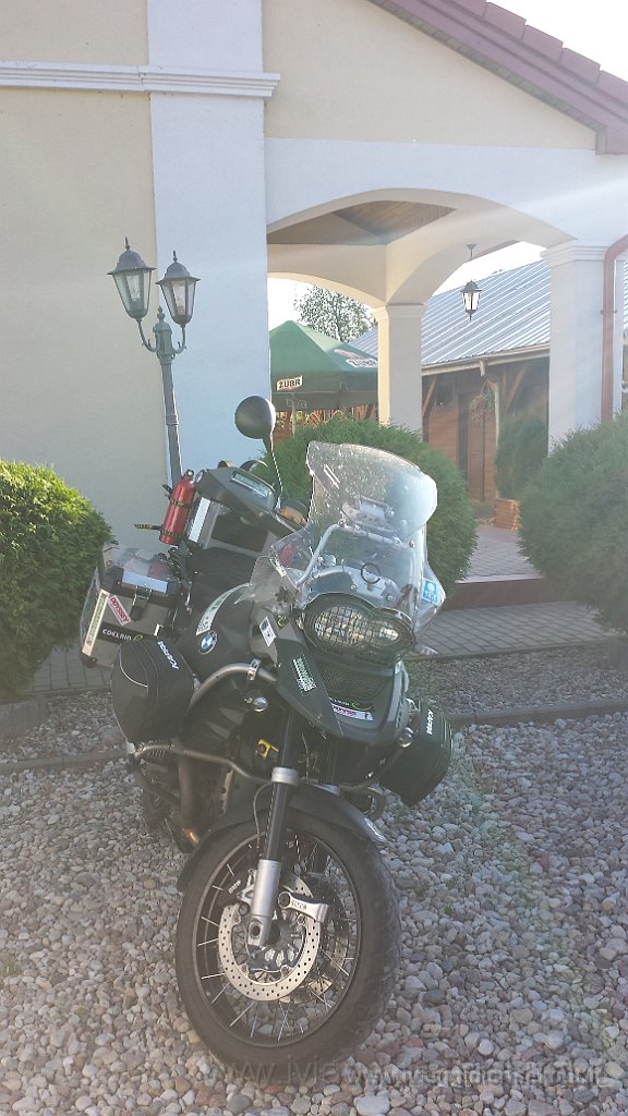 20150721_184552.jpg - Barszcze, l'Adventure davanti al motel.