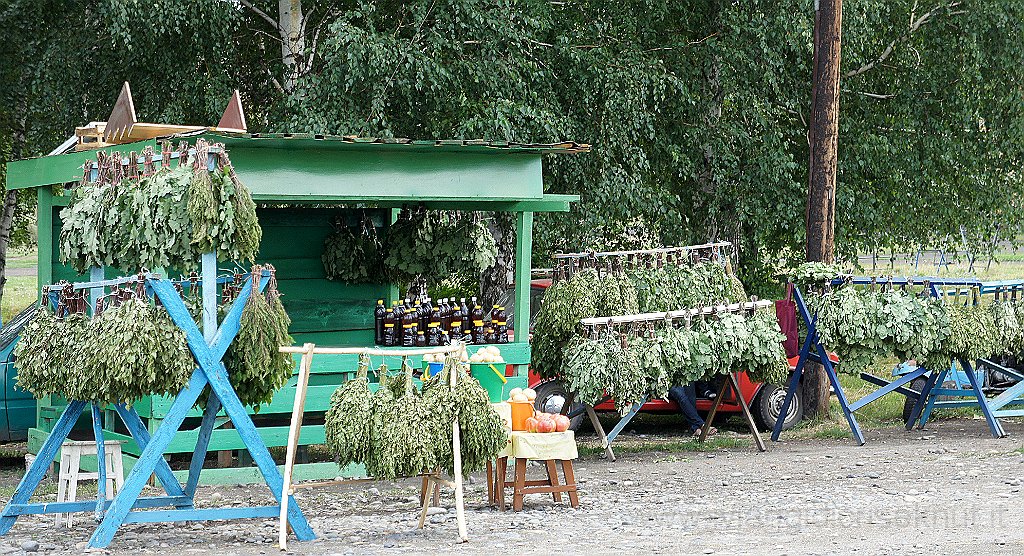 DSC06628.JPG - Vendita di mazzi di quercia e betulla per...riattivare la circolazione dopo la sauna.