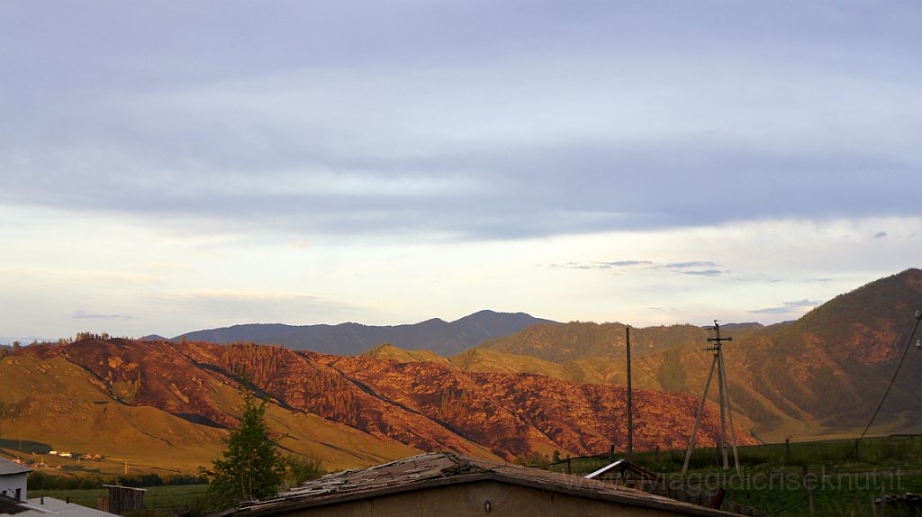 DSC06677.JPG - Vista dalla pensione ad Onguday.
