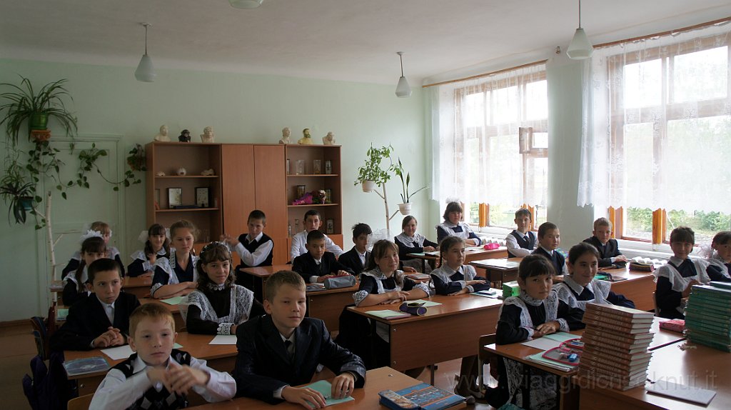 DSC07388.JPG - Starokalmascevo. Primo giorno di scuola.