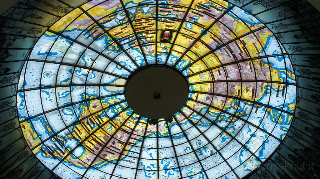 DSC07797.JPG - La cupola vista dal centro commerciale sottostante.