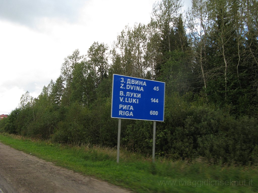 IMG_3617.JPG - On the road to Lettonia.