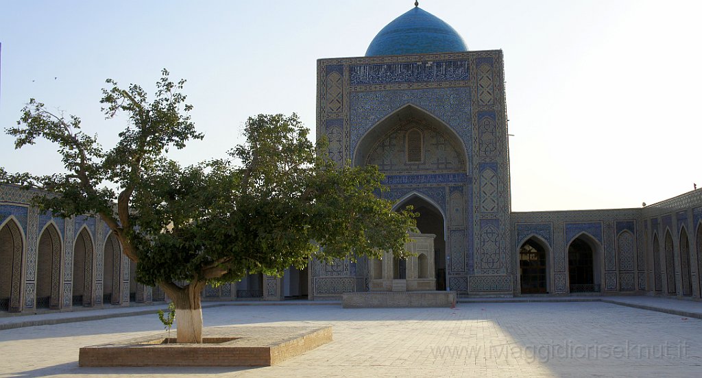 DSC05087.JPG - Cortile interno alla Moschea Kalon.